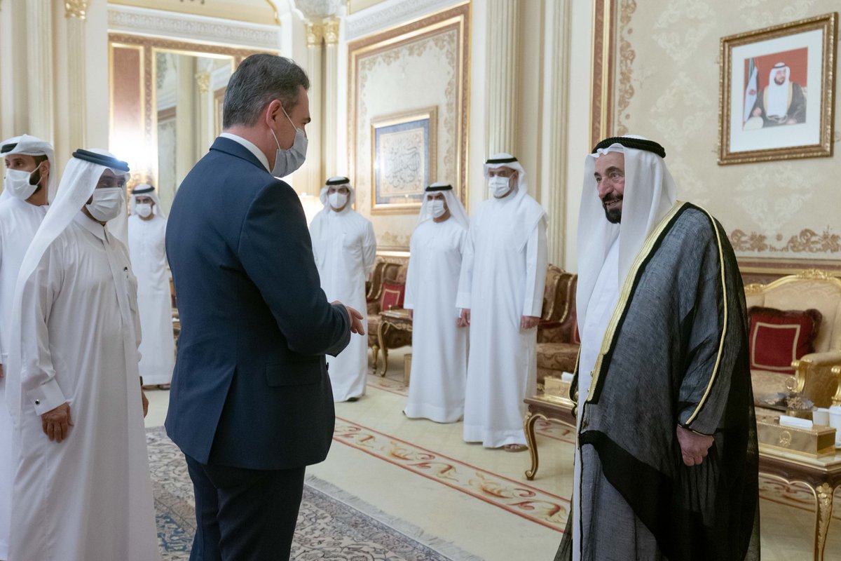 HHShkDrSultan's tweet photo. استقبال المهنئين بشهر رمضان المبارك في قصر البديع العامر

Receiving Ramadan well-wishers https://t.co/N3pdzs1Ydk