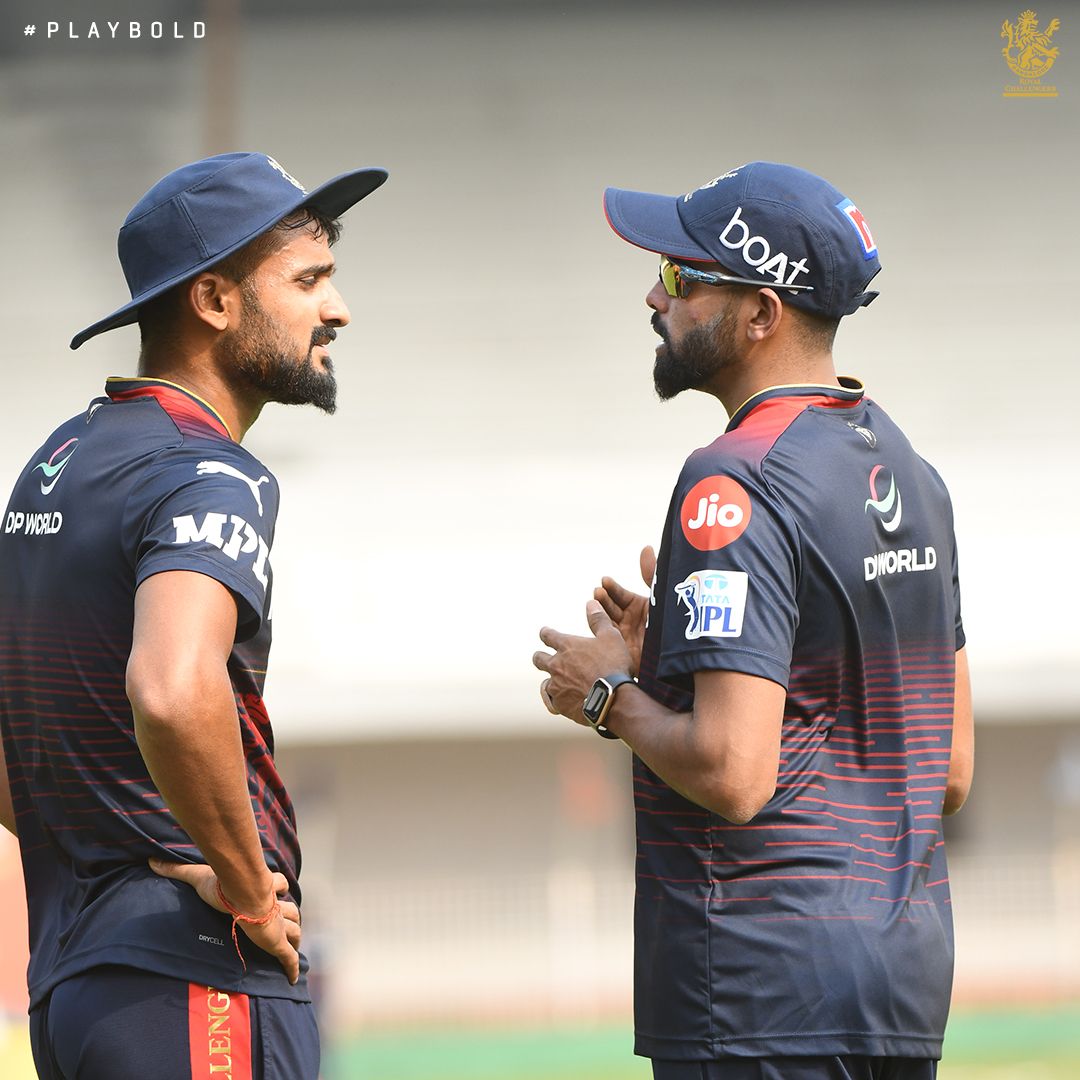 RCBTweets's tweet photo. What better motivation for our young stars to be learning from the best in the business. 🤩💪🏻

#PlayBold #WeAreChallengers #IPL2022 #Mission2022 #RCB #ನಮ್ಮRCB #MondayMotivation https://t.co/yOvGvi8vLh