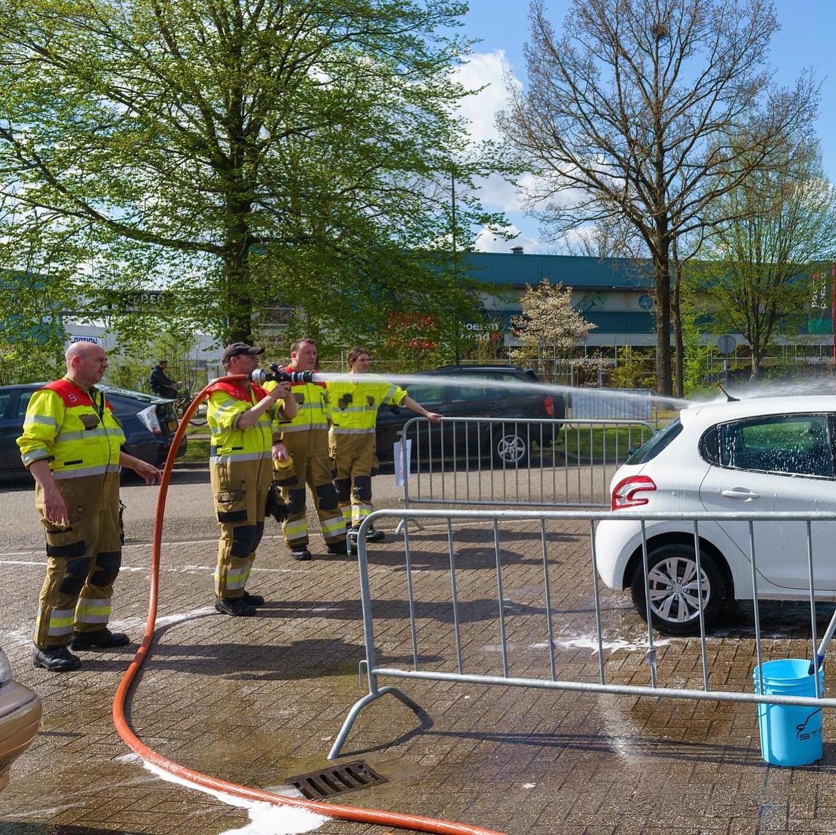 Met een stralende zon ☀️ en vol energie hebben we vandaag heel veel auto's mogen wassen.🚘🧽️ Nogmaals bedankt voor jullie komst en bijdrage aan het goede doel. De hulp aan de Brandweer in Oekraïne. 🚒 🇺🇦

<a href="/brandweerBN/">Brandweer Brabant-Noord</a> #brandweer #oekraïne #autowassen #vught