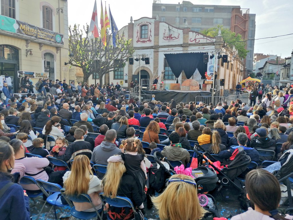 MarinaScribano's tweet photo. Quantes coses significa, i quina alegria representa, veure la plaça i els carrers plens de gent per veure la #mitmo #titelles #cultura
Llarga vida a les titelles i a la màgia dels fils! https://t.co/0obAJO5yf0