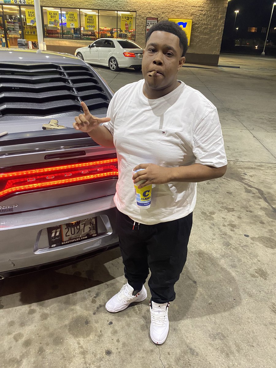 BigKam18154133's tweet photo. Clean da house in 60 sec den poured in a minute made 🍼.
#nawfside
#R.R 
#LLMEL🕊 https://t.co/y8kCoZnqym