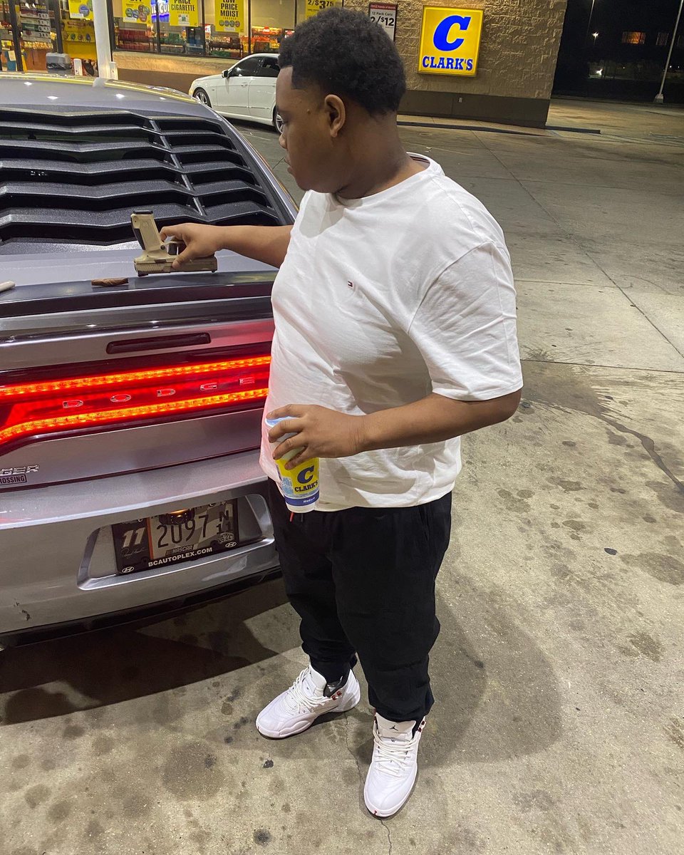 BigKam18154133's tweet photo. Clean da house in 60 sec den poured in a minute made 🍼.
#nawfside
#R.R 
#LLMEL🕊 https://t.co/y8kCoZnqym