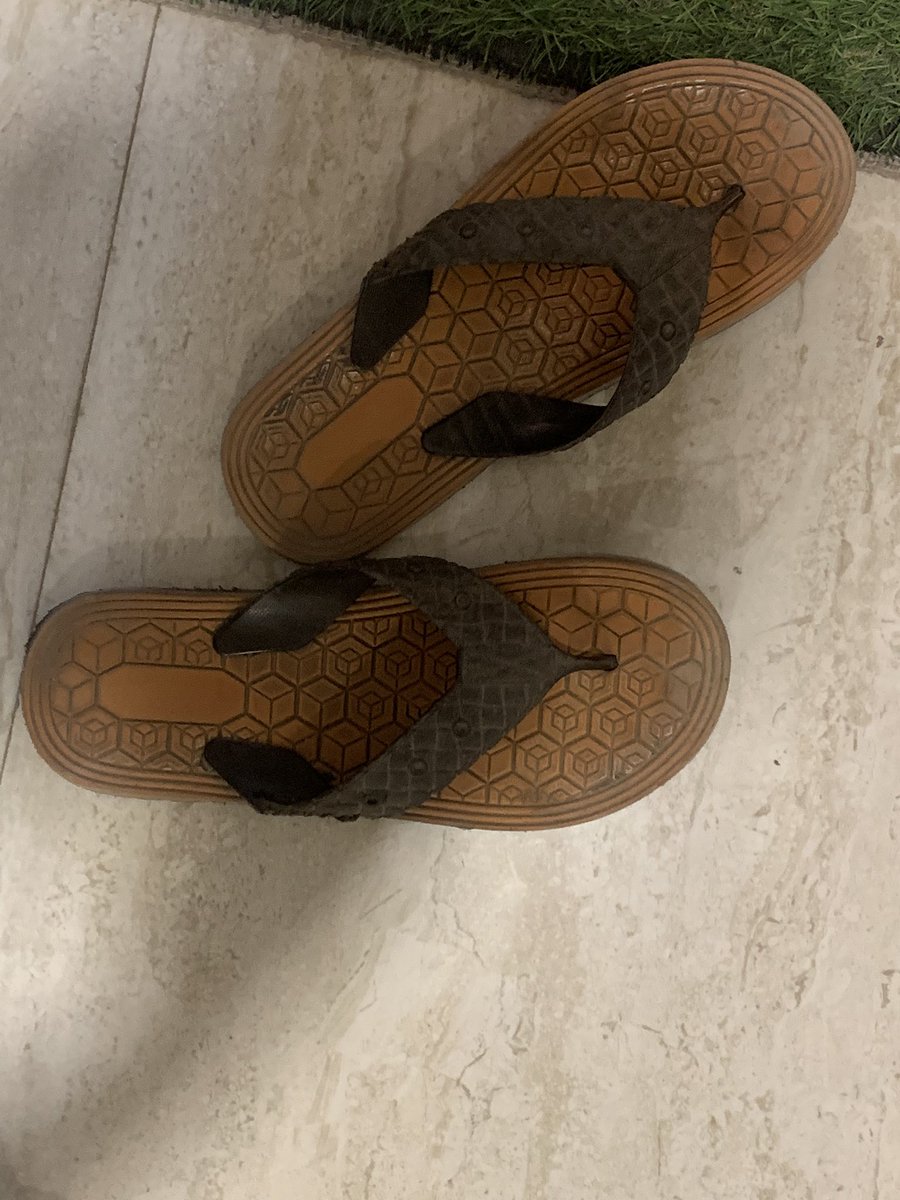 mkagrawal18's tweet photo. @zomato @deepigoyal i am shocked and taken aback by the act of your delivery agent. I had asked your delivery agent to drop the food parcel outside the house as we were not here. Your delivery agent had the audacity to steal my slipper and leave his slipper. https://t.co/qaO686iPDs