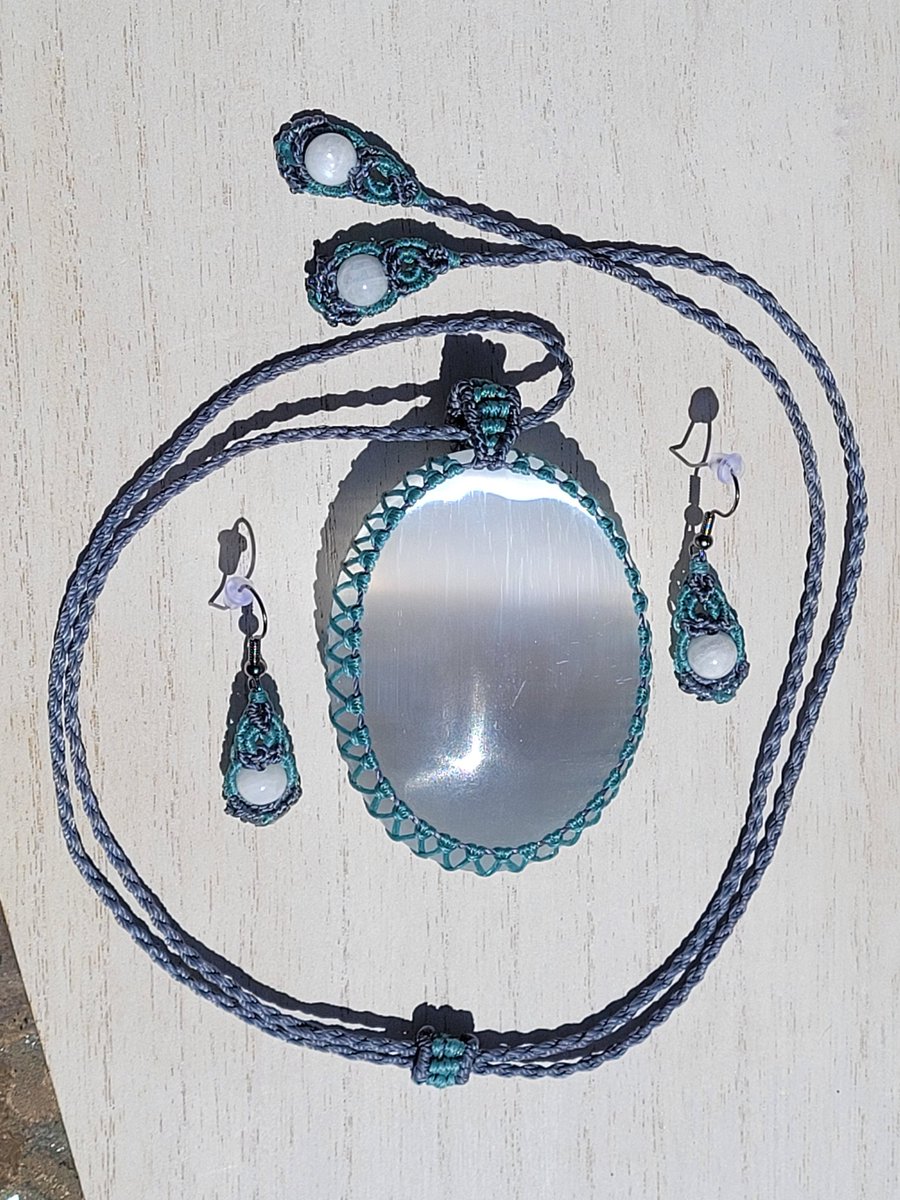 MorriganMachine's tweet image. Just a sneak peek at what's hitting the shop TONIGHT!!

Etsy.com/shop/TheMorrig…

#crystals #macrame #necklace #crystaljewelry #satinspar #selenite #moonstone #lapislazuli #amethyst #witchcrafting