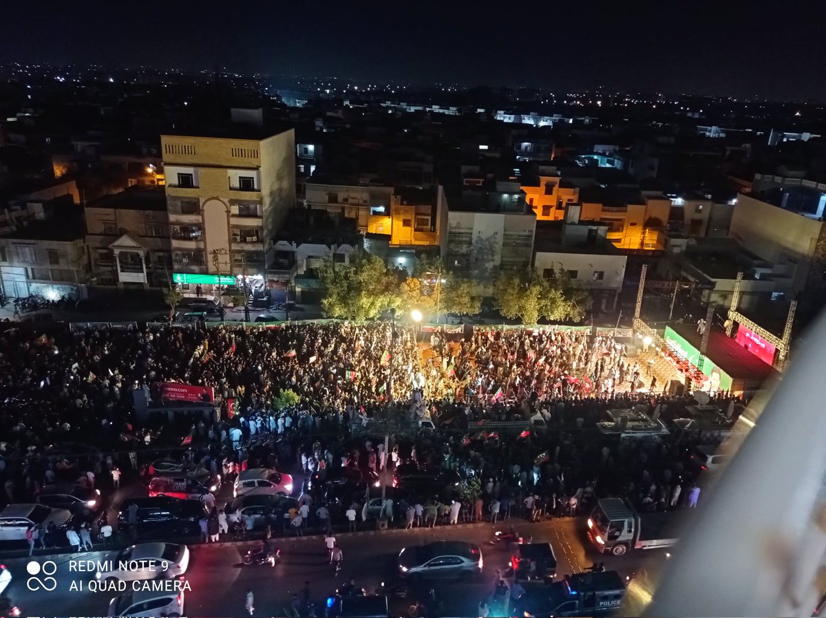Alisid00's tweet photo. Karachi you beauty!! 😳😍💥
📍Millennium Mall 
#imrankhan https://t.co/QxJAooH8MG