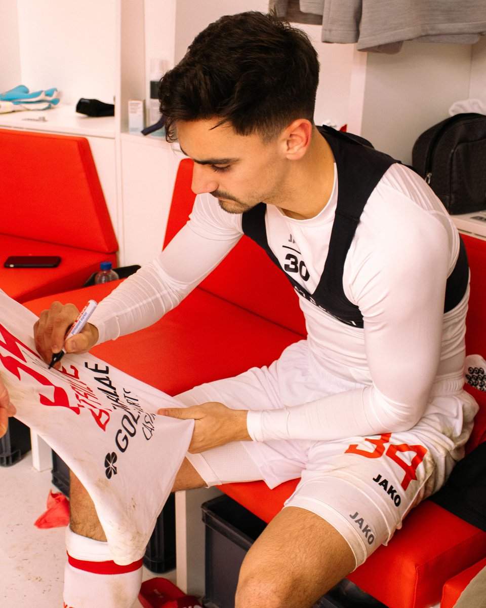 Heb jij al een bod uitgebracht op onze gehandtekende matchworn shirts? 🤔

👕 metoyou.rafc.be 

#RAFC #OneRedFamily