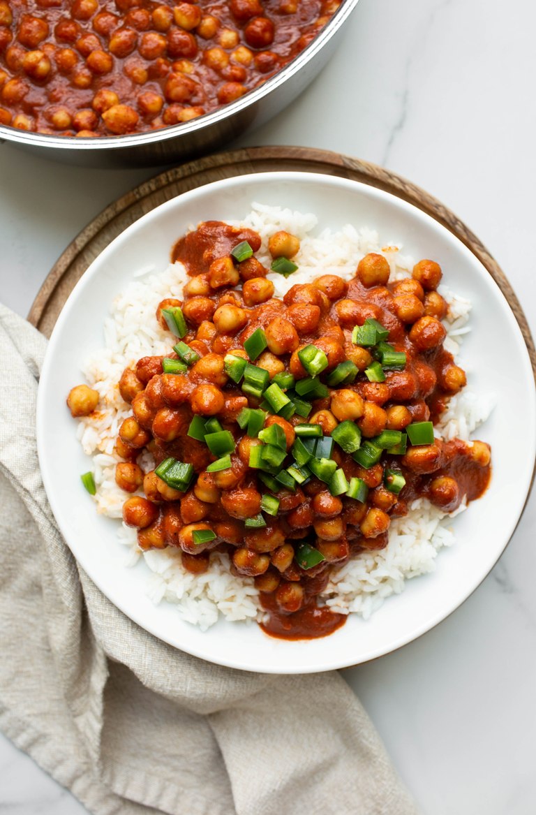 NEW! Vegan Creamy BBQ Chickpeas and Lentils 15 minute dinner! thevegan8.com/vegan-creamy-b…