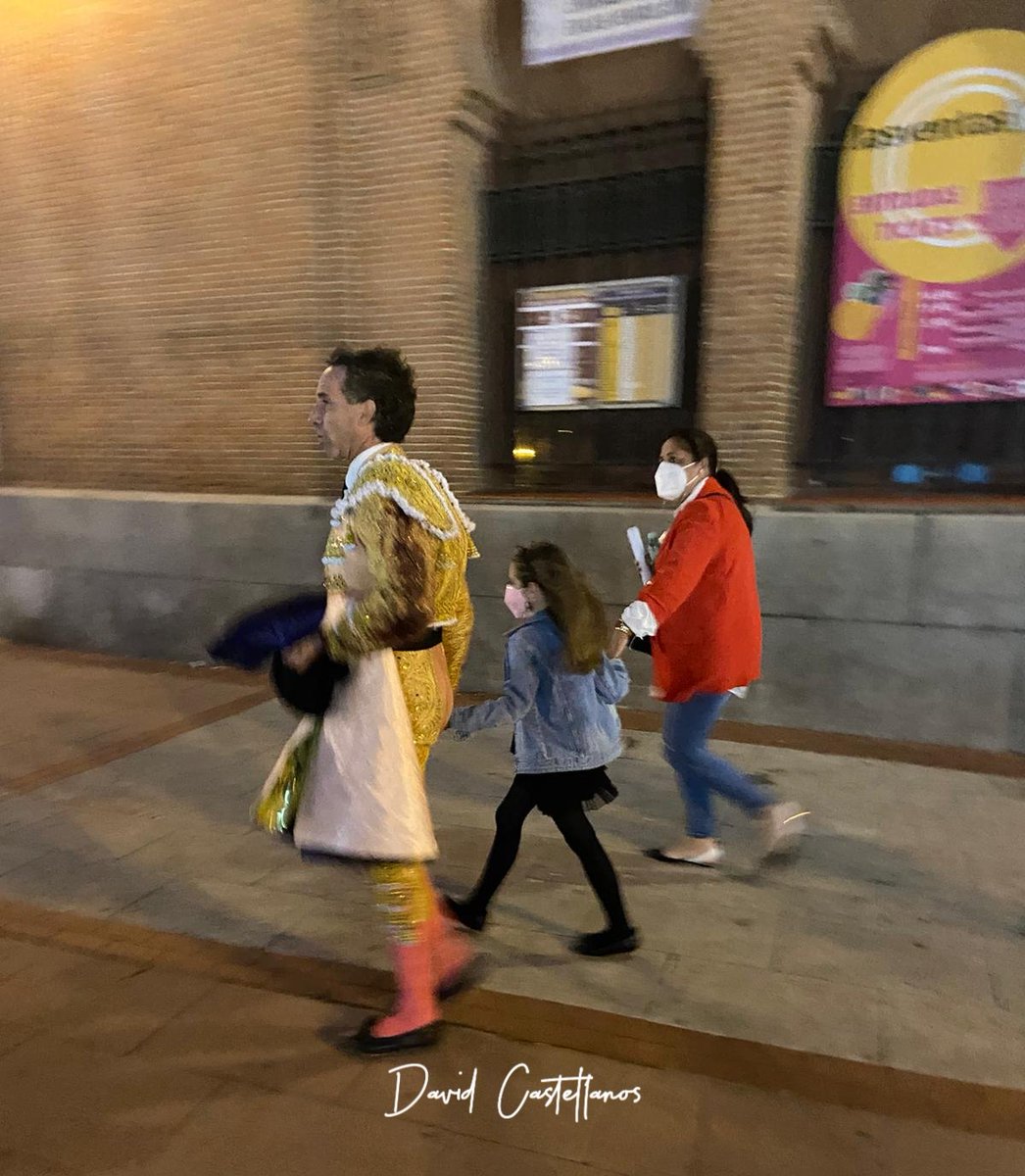 Davidcv96_'s tweet photo. Esto también es hacer afición. 

21:25 de la noche. Mata 5 toros en Madrid. Atiende a todo el mundo. Y se marcha al hotel de la mano de su hija.

Se llama Álvaro de la Calle. Y es un torero de los pies a la cabeza. https://t.co/IP4q39TP6w