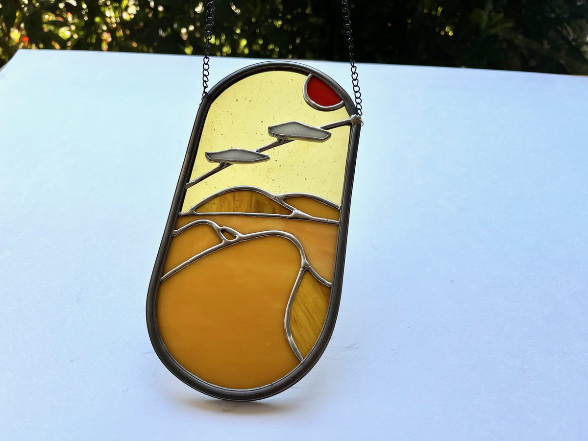 Good evening everyone! #CelebsForSmallBiz
The latest #stainedglass design is ready to go! 
You can find it here: etsy.me/3v8ZeVT

#EtsyShop #CraftBizParty #Suncatcher #GlassArtist #SmallBusiness #HandmadeHour #CraftHour