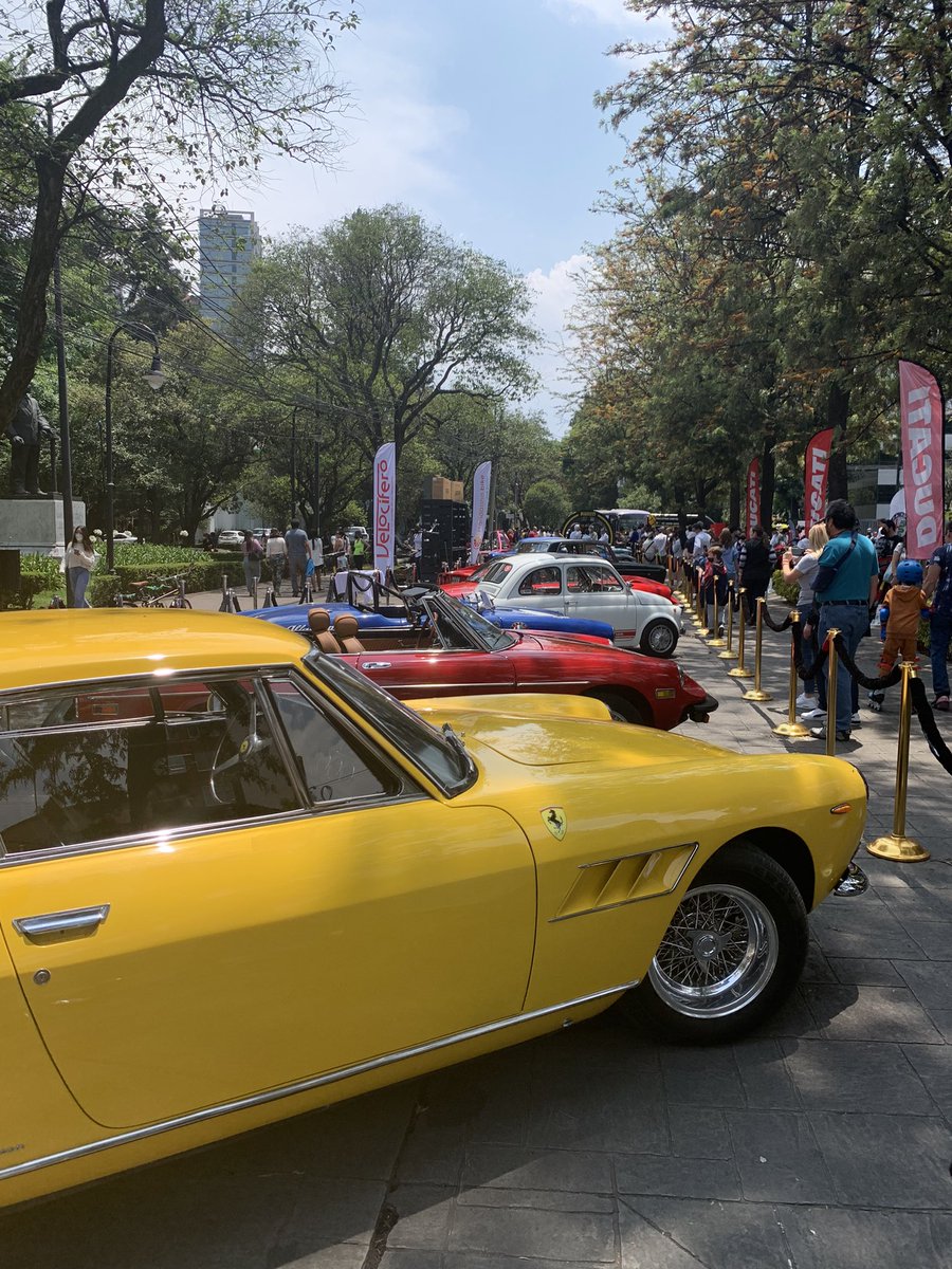 lavozdepolanco's tweet photo. El Embajador de Italia en México habla sobre la importancia del intercambio entre los dos países. Atrás la exposición de coches italianos. Aquí hoy en #polanco https://t.co/5OJiUknuib