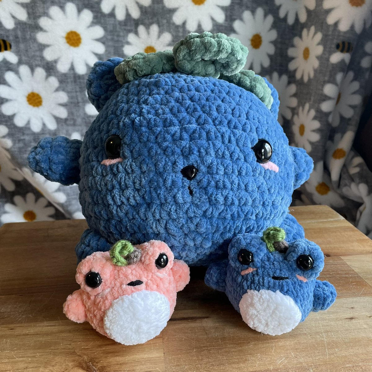 🍑🫐Fruity Themed Friends!🫐🍑 

Blueberry bear, peach frog and blueberry frogs are now available on my Etsy! Love how these cuties came out and I’d love to make more for people! They’re all handmade and made to order🥰🫐🍑

🍑MuchPlush.com🍑