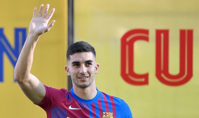 footballespana_'s tweet photo. Barcelona will be forced to pay Manchester City €1m if they finish in the top four this season as part of the Ferran Torres transfer. https://t.co/I1QXmto3hF