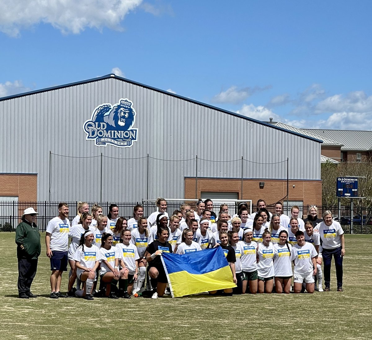 Beautiful show of support for #ukraine and ODU teammate Yuliia by both teams. <a href="/ODUWomensSoccer/">ODU Women's Soccer</a> <a href="/WMTribeWSOC/">William & Mary Tribe Women's Soccer</a>
