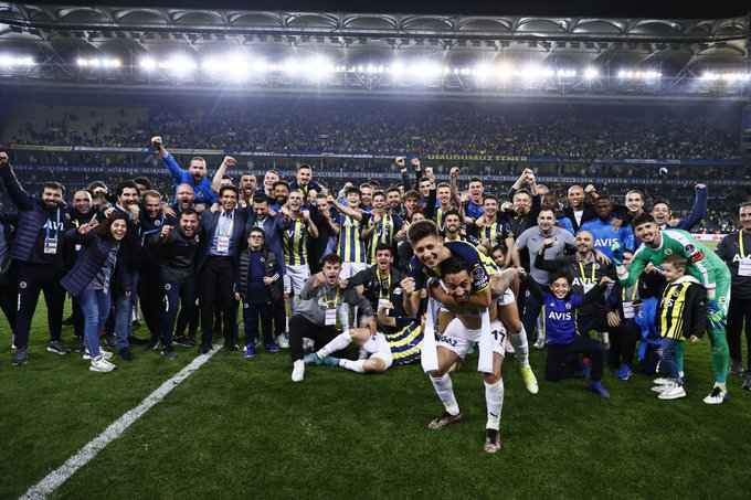 Fenerbahçe-Galatasaray maçı sonrası Fenerbahçeli oyuncuların maç sonu galibiyet sevinci