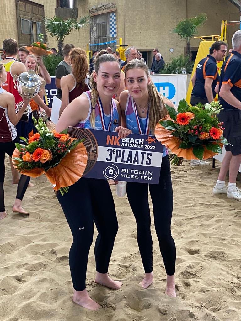 Na hectische weken en dankzij medewerking van Eurosped, konden we meedoen aan het Senioren Indoor NK Beachvolleybal in Aalsmeer. 
<a href="/BeachAalsmeer/">The Beach</a> bedankt voor de goede organisatie. 
<a href="/sarahvesch/">Sarah van Esch</a> en <a href="/AniqueTavenier/">anique tavenier</a> veroverden een mooie derde plaats. 👏