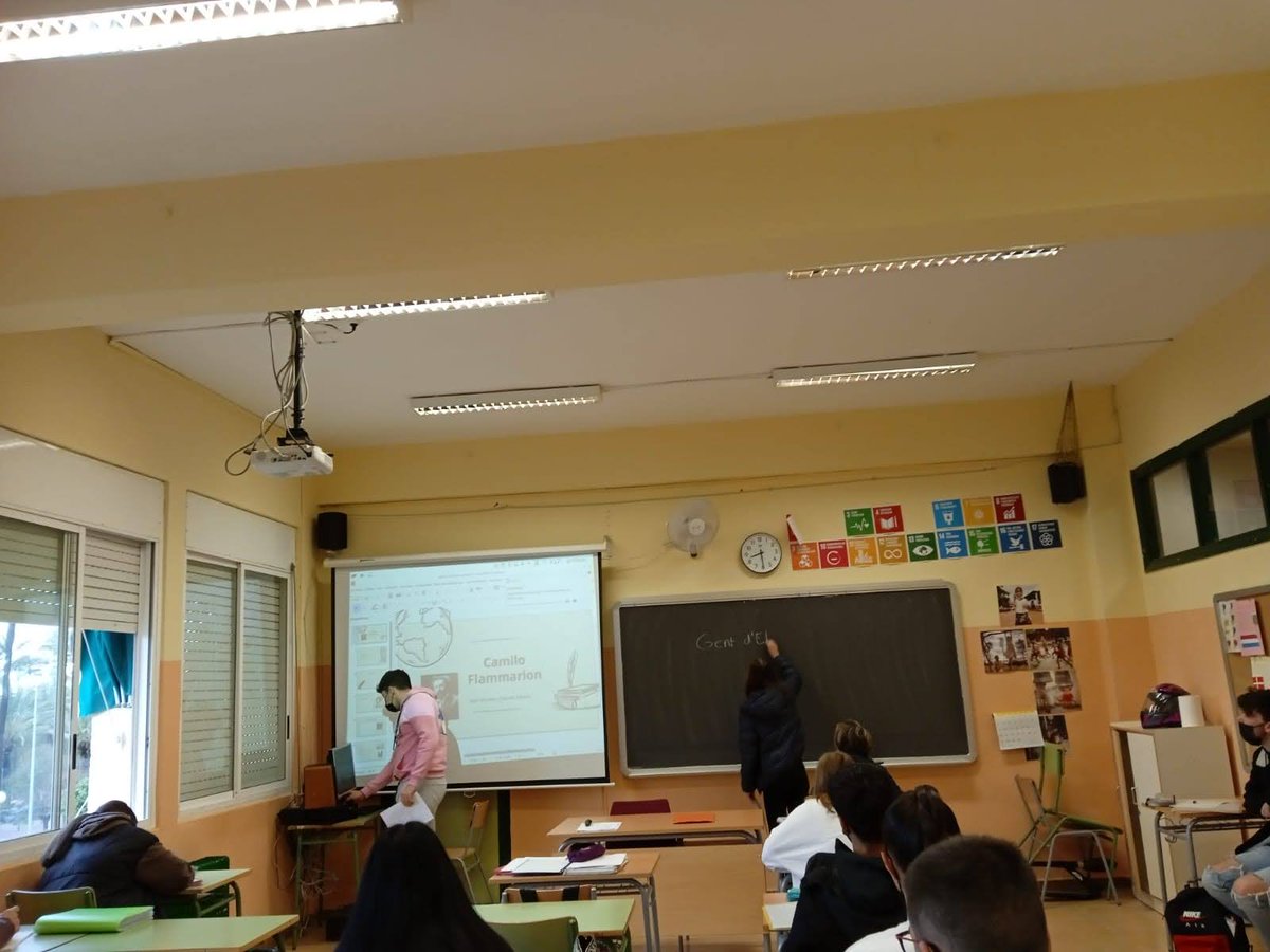 camilflammarion's tweet photo. Hui m'he presentat a la classe de 4 ESO D, eren molt simpàtics, gràcies Joan i Daniela per donarme el plaer de fer-ho. https://t.co/JKfwLKIKKo