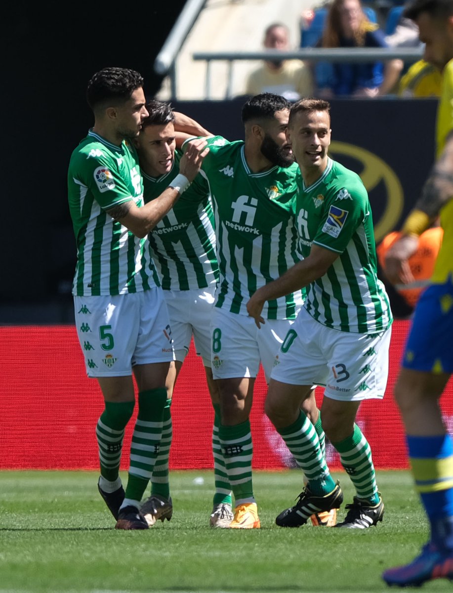 LaLiga's tweet image. 🎶💚👏 "¡𝐎𝐥𝐞, 𝐨𝐥𝐞, 𝐨𝐥𝐞, 𝐨𝐥𝐞, 𝐁𝐞𝐭𝐢𝐬, 𝐨𝐥𝐞́!"

😱 RT si crees que el @RealBetis quedará entre los 4 primeros de #LaLigaSantander.