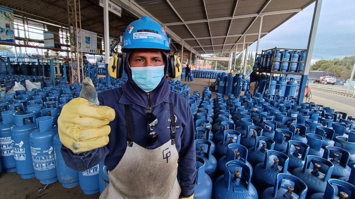 GasnovaCo's tweet photo. #HistoriasGLP Hace 47 años, Ciro Pedrozo nació en el Banco (Magdalena), y desde hace 7 años y medio trabaja en #NORGAS. “Mi cargo actual es operario de producción, y trabajo apoyando la cadena de envasado y sellado de los cilindros de #GasLP”, explica Ciro. https://t.co/t5lTo5DRaB