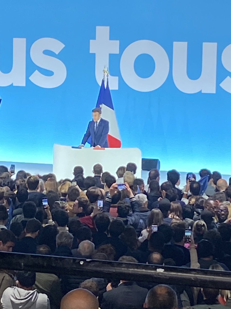 SabineRau's tweet photo. #Macron auf Wahlparty eingetroffen. Bittet um Unterstützung im 2. Wahlgang auch derer, die ihn nicht gewählt haben . Er weiß: noch ist nichts entschieden bei der#Wahl in #Frankreich https://t.co/9BWLXxkioj