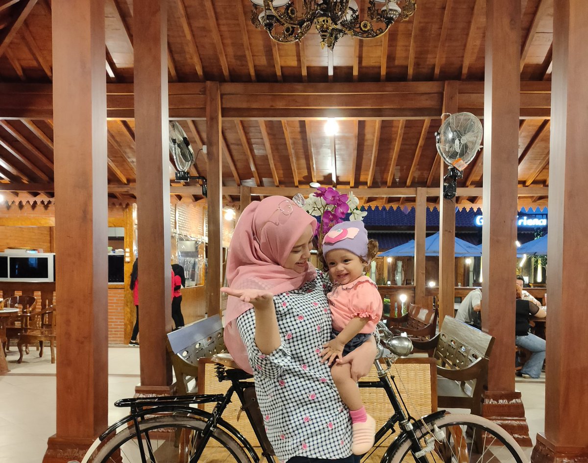 maulikbal's tweet photo. Dan selamat bertambah dewasa, semoga tetap bahagia dan baik kedepannya @tyasasih https://t.co/GIuIAlSZg3