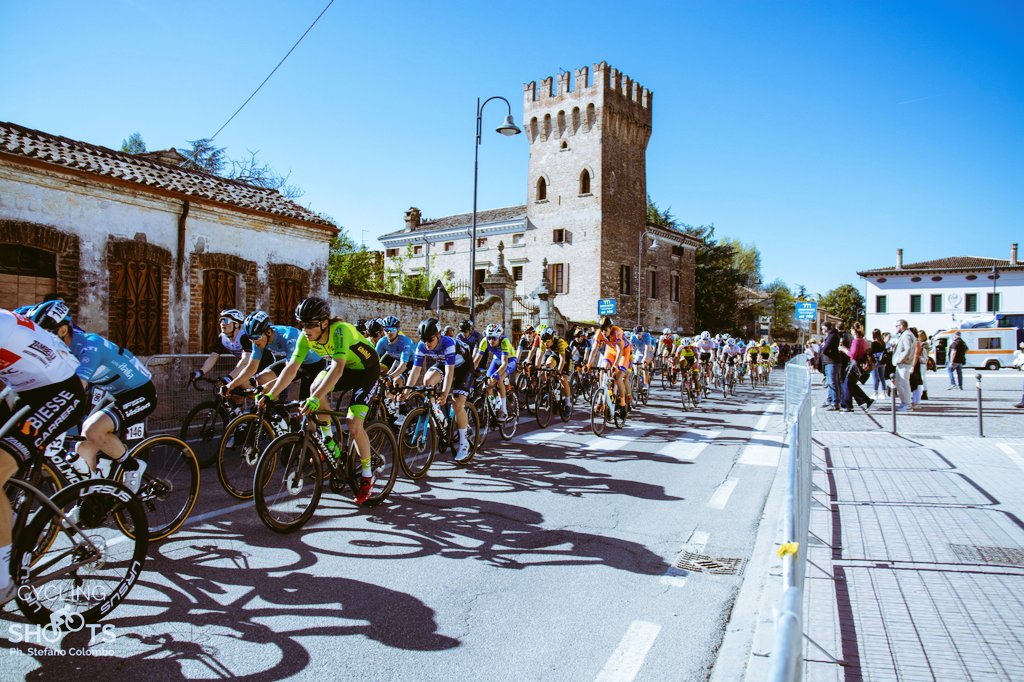 bepcyclingteam's tweet photo. 9° posto per Maicol #Comin in una volata ad handicap alla #vicenzabionde.

Volata disputata grazie al compagno Samuele La Terra Pirrè che gli passa la bici ai -5 e a Matteo Lava che lo ha riportato nelle prime posizioni del gruppo!

#socialteam #cycling

Ph: cyclingshoots on IG https://t.co/33fXpFAyeJ