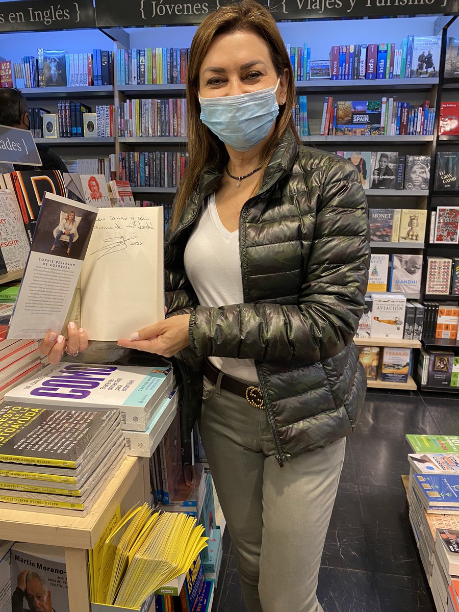 goldberg_sophie's tweet photo. Si vas a salir a unas vacaciones bien merecidas, permíteme acompañarte con mi Jardín del mar! Dejé ejemplares firmados en @LibreriasGandhi de la terminal 2❤️ https://t.co/bz8Qw2AeT6