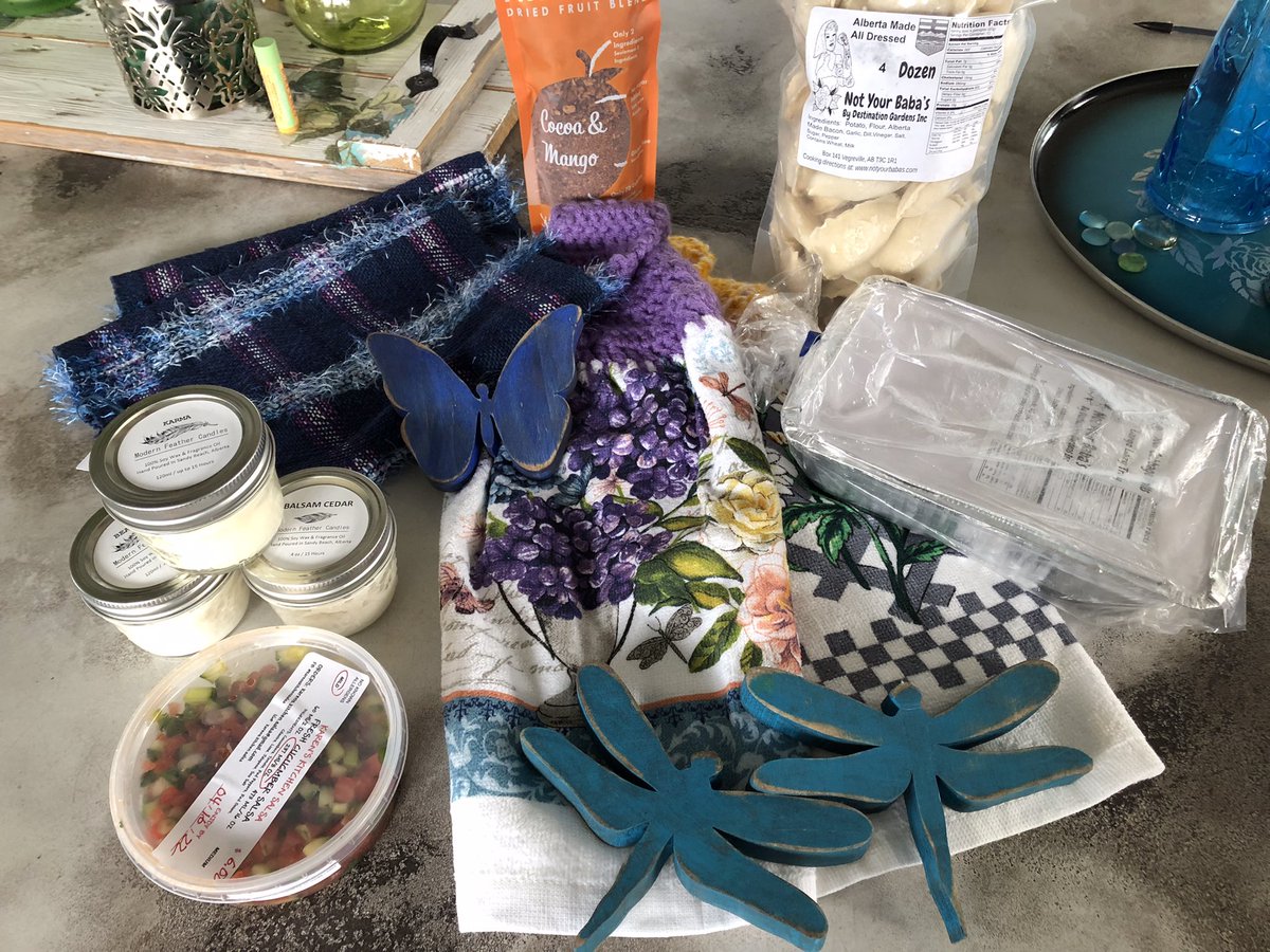 SweetReunion22's tweet photo. Our first visit to a spring market #WhollyHandmade ….so many talented participants, so many friendly people. 💙💛💚 #YEG #Swpk #BuyLocal #SupportSmallBusiness https://t.co/TixbkMZumA