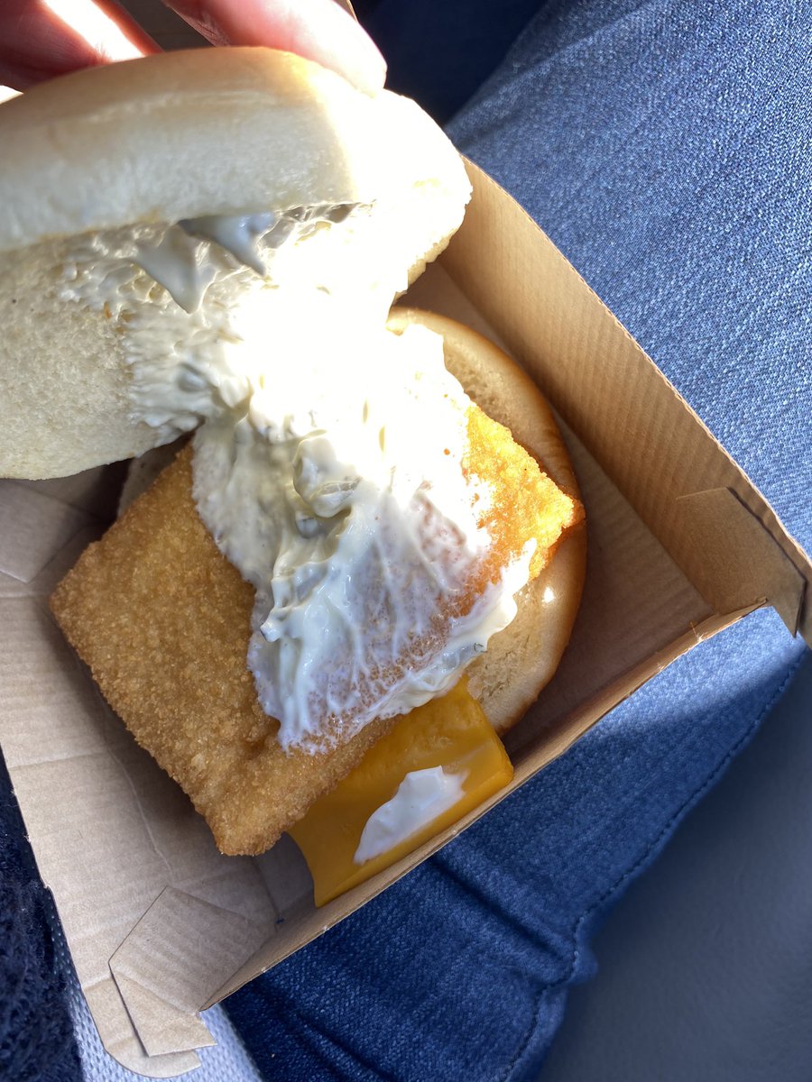 DetroitDivaPP's tweet photo. #shrinkflation at @McDonalds is when your Filet-O-Fish only comes with 1/2 slice of cheese. As if the fish and sandwich hasn’t gotten small enough already.
#scam #scamola https://t.co/jBmy05cMlK