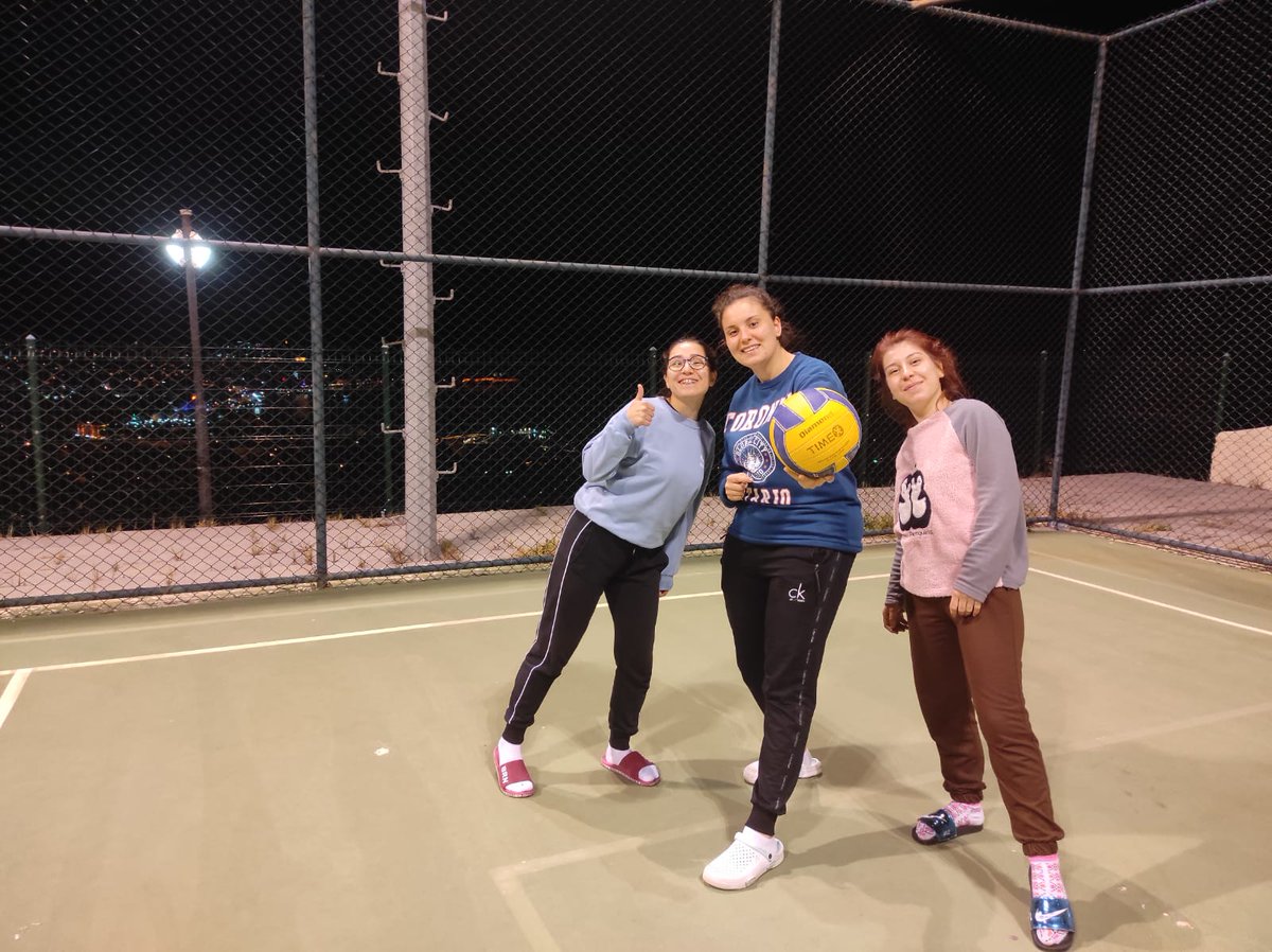 AydinKYGM's tweet photo. Şimdi spor zamanı⏰🏐

Öğrencilerimiz iftar sonrası güzel havanın tadını deniz manzaralı yurt sahamızda spor yaparak değerlendiriyor.🌊🌆🏞️

📍Efe Ayşe Öğrenci Yurdu
#GSBYurtları
#SporZamanı https://t.co/tFDYUn2OUF