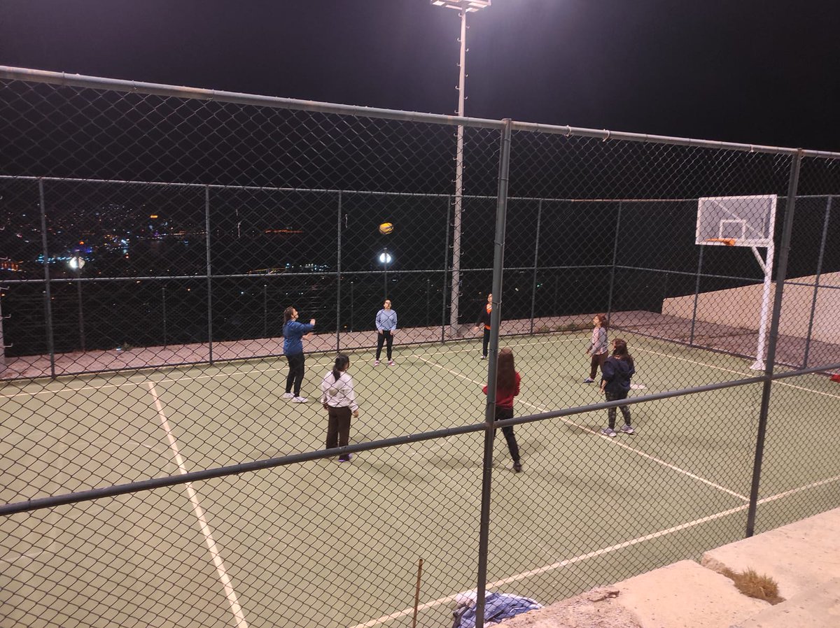 AydinKYGM's tweet photo. Şimdi spor zamanı⏰🏐

Öğrencilerimiz iftar sonrası güzel havanın tadını deniz manzaralı yurt sahamızda spor yaparak değerlendiriyor.🌊🌆🏞️

📍Efe Ayşe Öğrenci Yurdu
#GSBYurtları
#SporZamanı https://t.co/tFDYUn2OUF