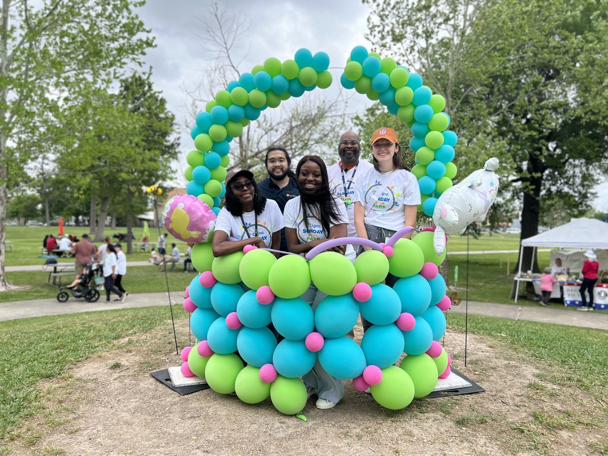InTheParkHTX's tweet photo. It’s the @GoHealthyHTX team and they are here to survey the neighborhood on physical activity and #intheparkhtx https://t.co/vbGn9sC6Gi