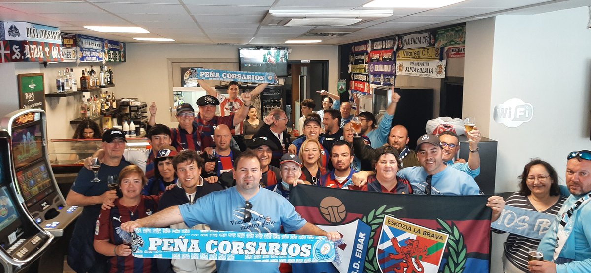 CorsariosIbiza's tweet photo. Hermanamiento de peñas en la previa al #IbizaEibar. Ambientazo con dos aficiones que vivimos el fútbol de la misma manera.

#90minutosDeRivalidadTodaLaVidaDeAmistad

@EskoziaLaBrava @SDEibar @ibizaud https://t.co/FNHXa0OtnD