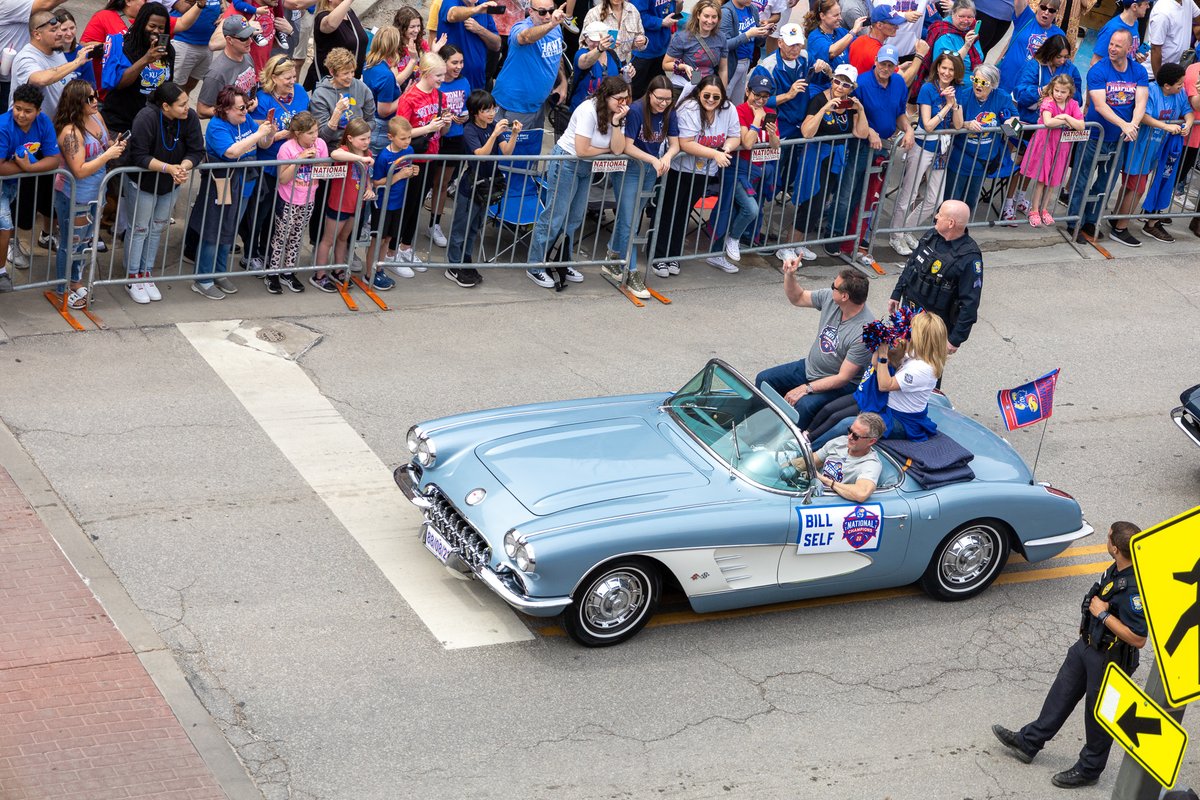 RPGLawrence's tweet photo. "Go 'Hawks!" - From the roof of RPG
#Jayhawks #NCAAChampions #Parade #RockChalk #RPGLawrence https://t.co/fT6OTRHJ22