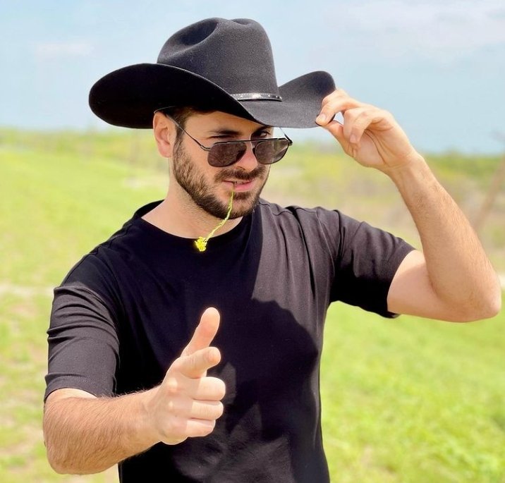 All hail your sheriff 😜😜