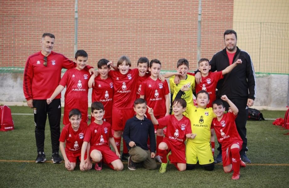 Nuestro Benjamin ya es de AUTONÓMICA!! Estos pequeños son unos grandes guerreros que han conseguido en 2 años seguidos 2 ascensos!! Enhorabuena campeones por el temporadon realizado. ⚽️🔴