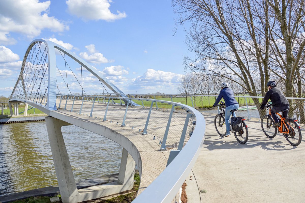 modacitylife's tweet photo. The Liniebrug is a walking and cycling bridge that connects the villages of Nigtevecht and Abcoude on either side of the Amsterdam-Rhine Canal.

Serving both transportation and recreation, the 10-meter-high deck is accessed by a snaking, 300-meter ramp to ensure universal access. https://t.co/25HJXANiaw