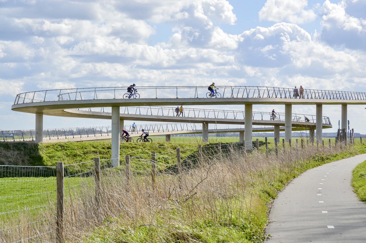 modacitylife's tweet photo. The Liniebrug is a walking and cycling bridge that connects the villages of Nigtevecht and Abcoude on either side of the Amsterdam-Rhine Canal.

Serving both transportation and recreation, the 10-meter-high deck is accessed by a snaking, 300-meter ramp to ensure universal access. https://t.co/25HJXANiaw