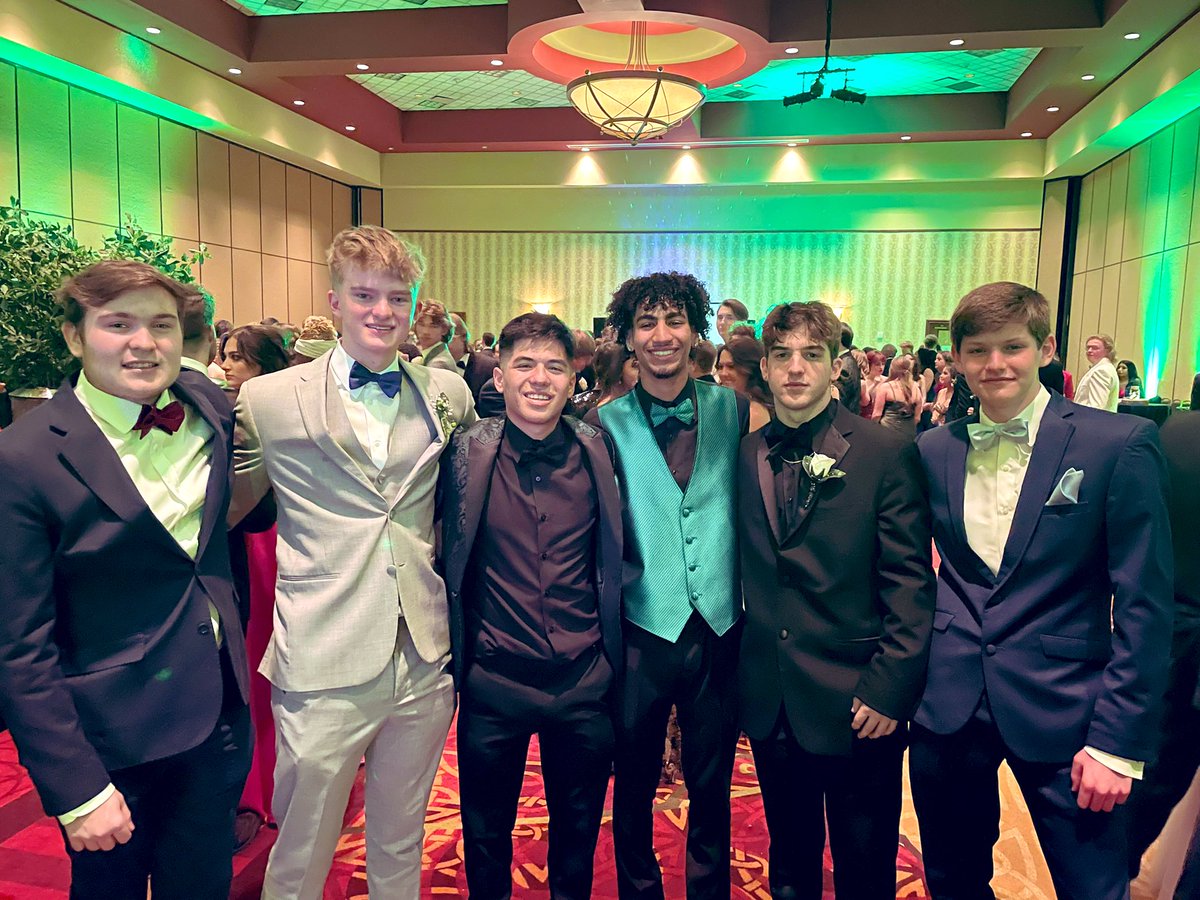 cmsbizteach15's tweet photo. Enjoyed seeing my students looking fierce for the Junior-Senior Prom! #MagSwag #CMSPROM22 https://t.co/sobj95qYw9