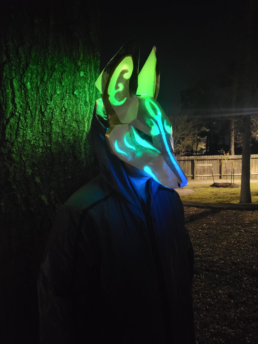 3MoonsCreations's tweet photo. Green and blue shading shots for the mask. Pleased with gradient, though you can see the brush strokes from the paint a little more clearly here. 

#kitsune #fox #anubis #mask #cosplay #ledlights #rave #custommade #costume #prop #creative #photography #3Moons https://t.co/gxEeljgqoL