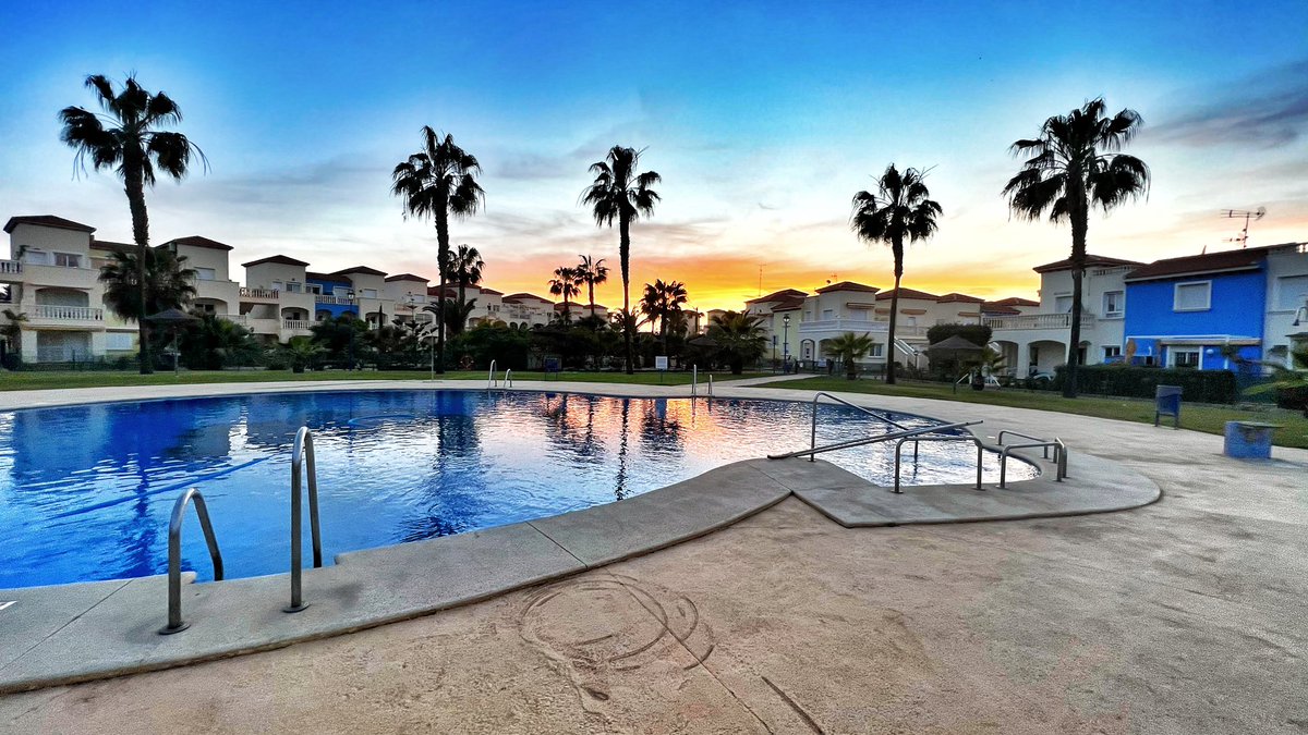libreriajavier's tweet photo. Y después de dos horas de piscina, sales y te encuentras con este atardecer.
@Borja_La_Casona 
@ByCasona 
#torremar 
#pool 
#sundown 
#lifestyle 
#spring 
#sky https://t.co/tYQIuL8KDm