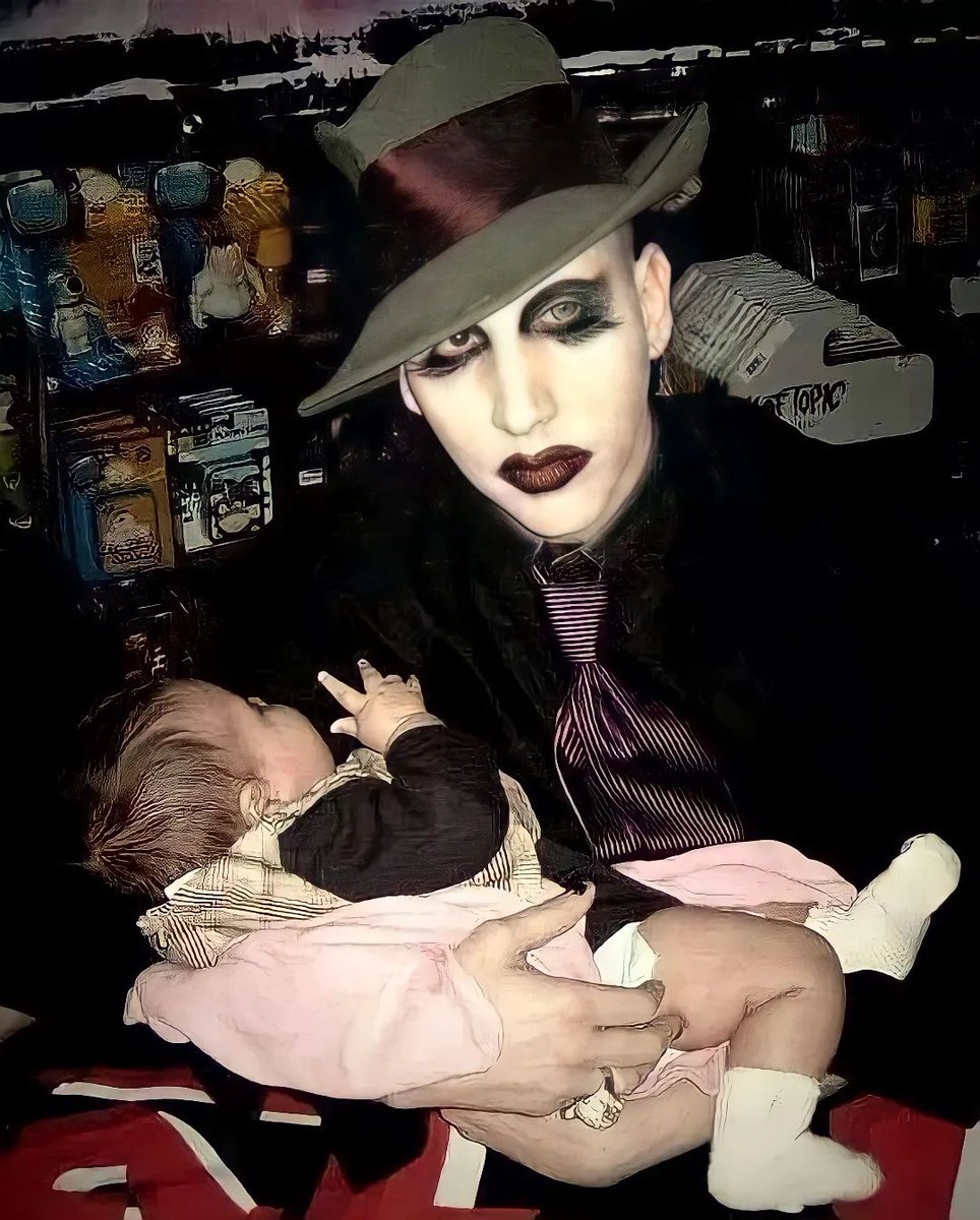 Mansonitys's tweet photo. El podría ser un gran padre. ❤︎ https://t.co/S86HXnMtZ1