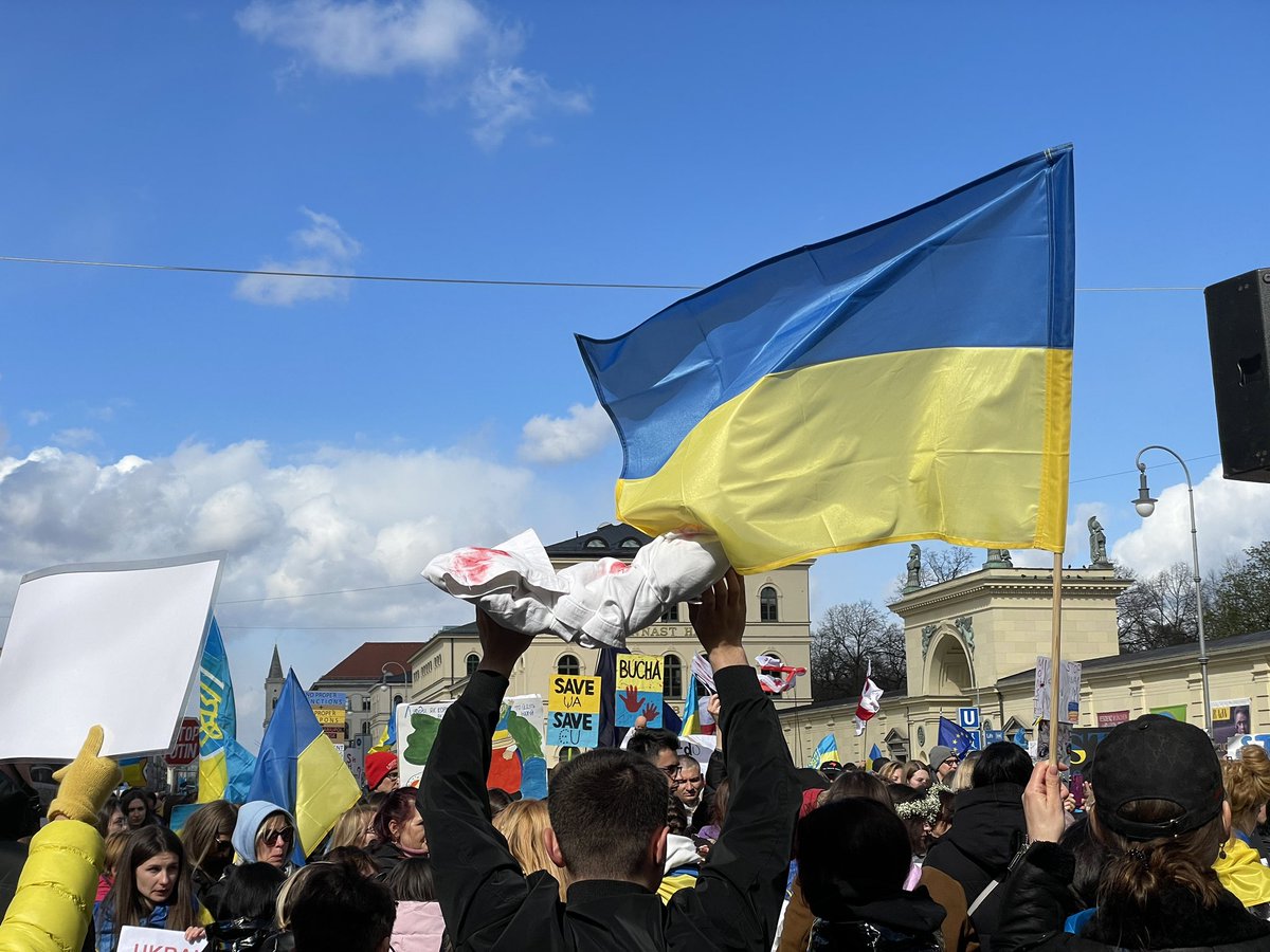 entropyftw's tweet photo. Many more refugees join demos with fewer Munich citizens each time. People all over the world, please continue supporting Ukraine by consistently joining the local demonstrations wherever you are! Show the local authorities you disagree and demand actions! #StandWithUkraine 💙💛 https://t.co/ZpmPkoZ7Ov