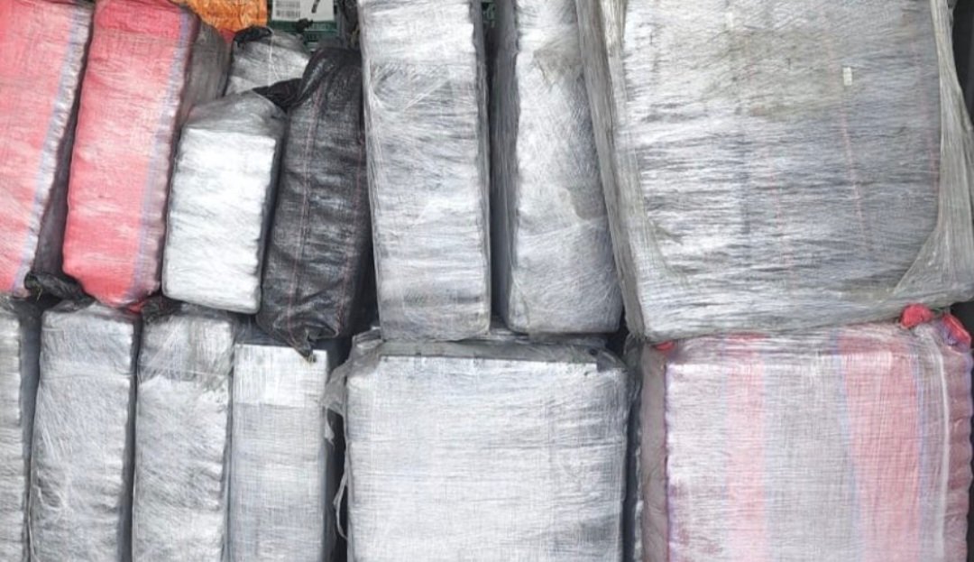 FLACOMENDOZA1's tweet photo. #INCREIBLE 
🇪🇨
4 sujetos vestidos de policías robaron 2800 kilos de droga de una bodega del ex #Consep en Tena, provincia de Napo.
Ataron a una cuidadora del lugar.
@elflacoinforma
@EmergenciasEc 
@fabriciovelav https://t.co/pMCMp2rCRS