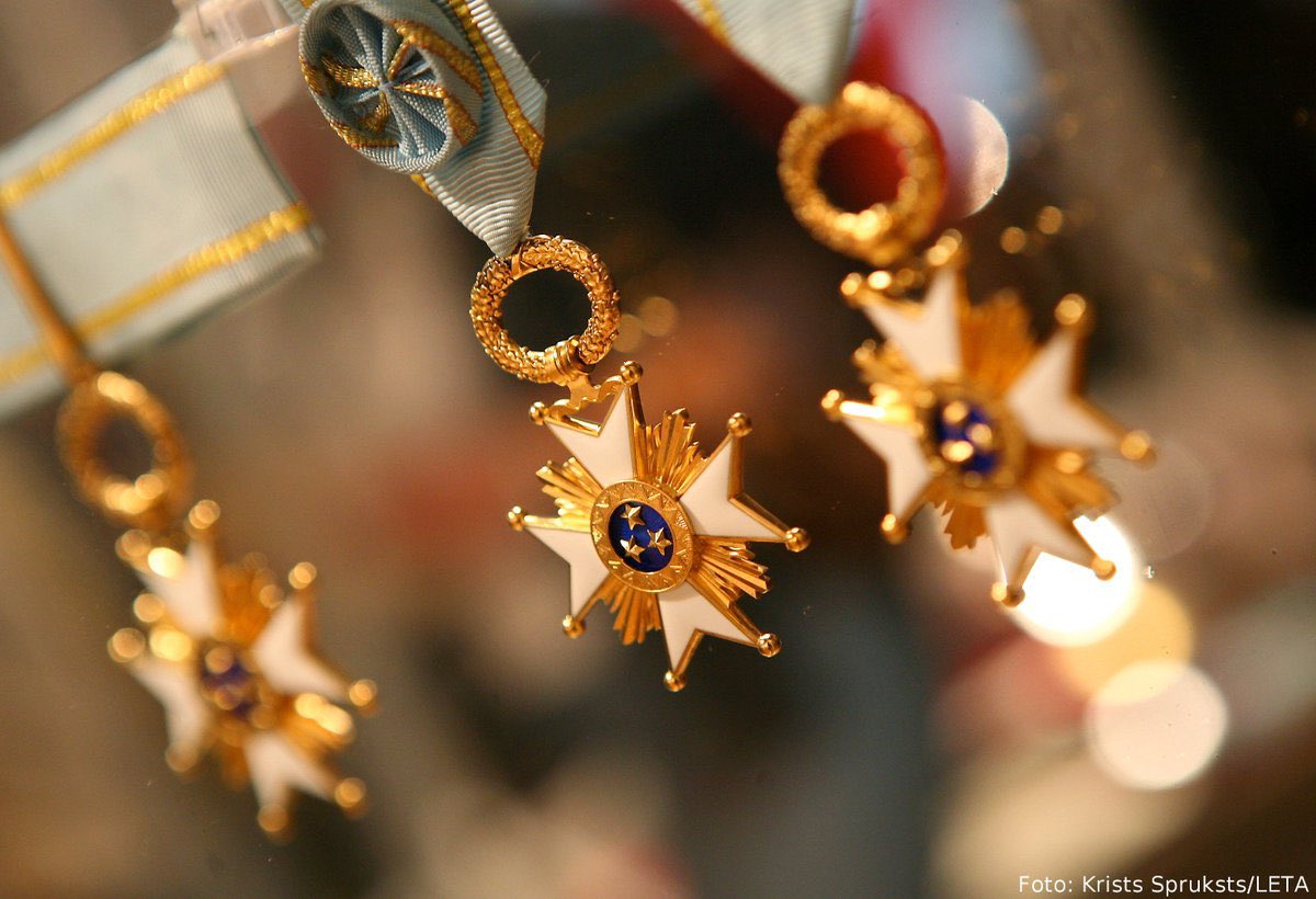 Saskaņā ar Valsts prezidenta un Ordeņu kapitula lēmumu 79 sabiedrības pārstāvjiem piešķirti augstākie Latvijas valsts apbalvojumi – Triju Zvaigžņu ordenis (34 personībām), Viestura ordenis (10 personībām) un Atzinības krusts (35 personībām). lsm.lv/raksts/zinas/l…