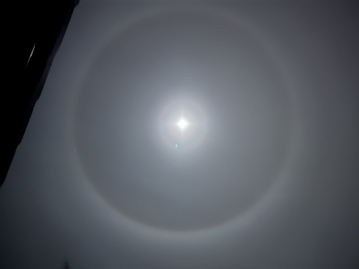 s_hambles's tweet photo. Amazing #luna #halo #gloucestershire https://t.co/11ZSVBG9LT