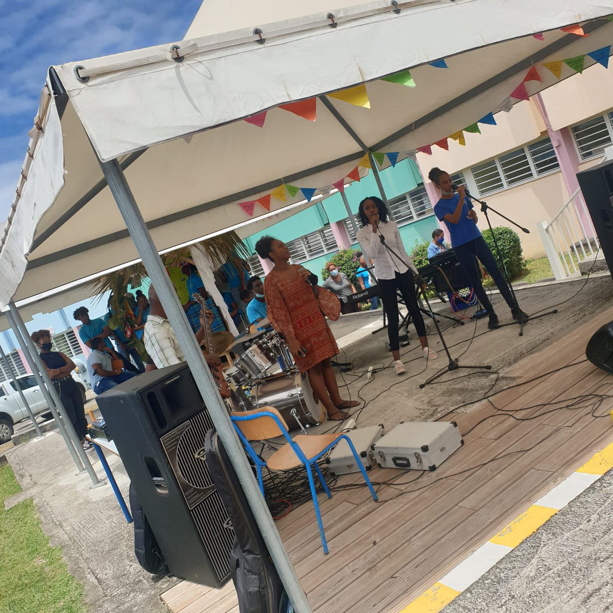 Blind test de la chanson créole,la Kazalang avec une dégustation de saveurs d'ailleurs,de la musique,une chasse aux trésors, un quizz multilangues ont rythmé la semaine des langues à #lpojpernock autour du français,portugais,espagnol,anglais et créole🇫🇷🇪🇸🇬🇧🇵🇹