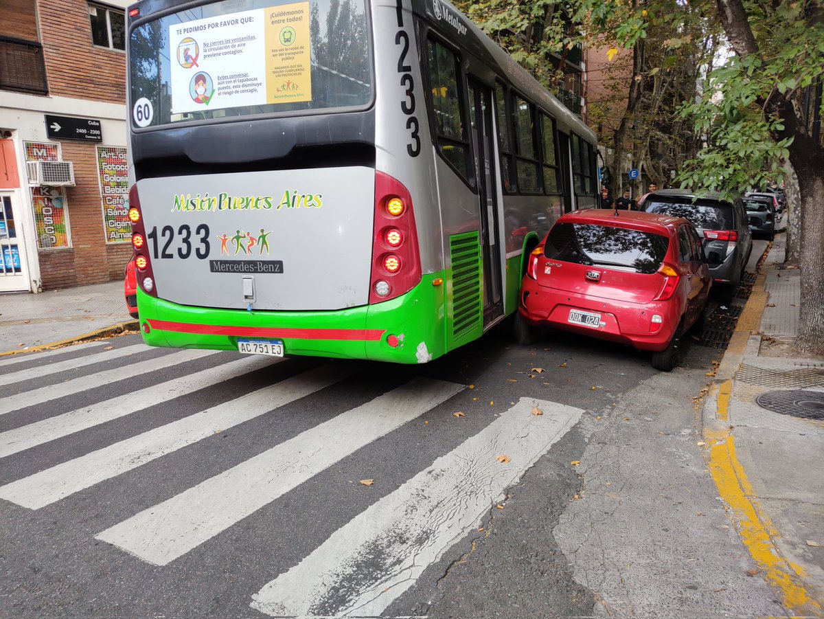 Si dejaste el auto en Blanco Encalada y lo encontraste chocado, fue el colectivo de la foto. Presencie el momento y saqué varias fotos. Ojala le llegue al dueño y le sirva para el reclamo. Suerte! A difundir así llega.