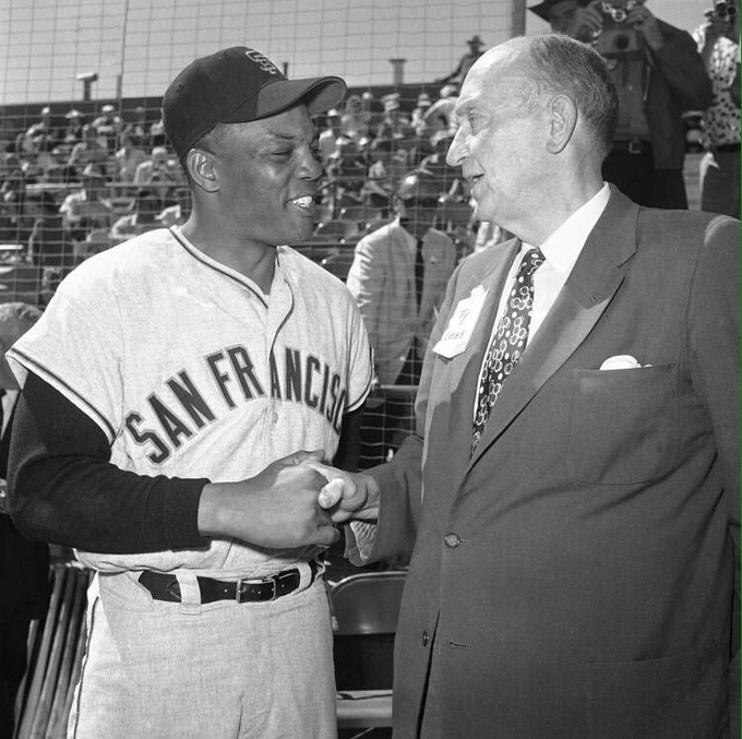 baseballinpix's tweet photo. Willie Mays shaking hands with Ty Cobb at a spring training game in Arizona, 1958. https://t.co/hrEdvkDbSk