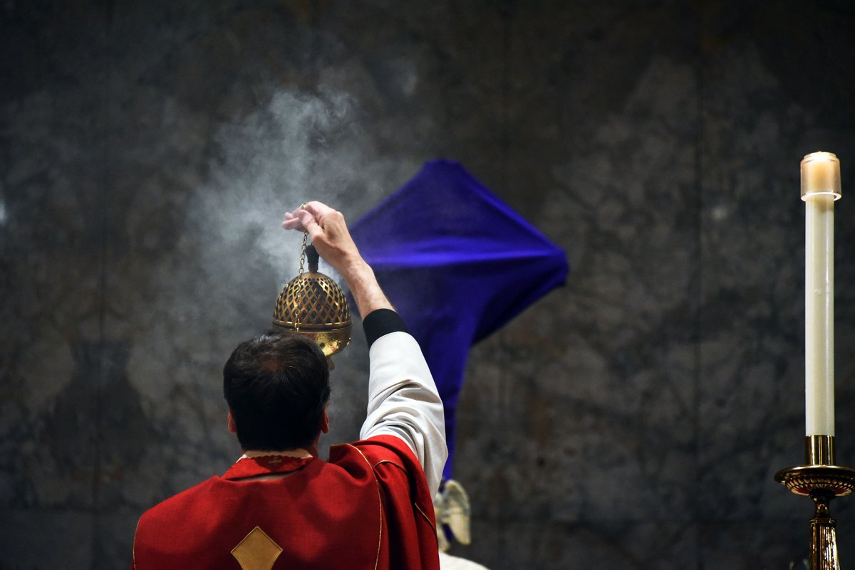 JADunnIII's tweet photo. #Christians across #WaterburyCT celebrated #PalmSunday2022 , the 1st day of #HolyWeek. The 1st #Sunday before #Easter2022 marks the arrival of #Jesus into #Jerusalem w/ prayer &amp; processions. The faithful laid palm branches at his feet, hoping to be delivered from #Roman rule. https://t.co/YBxL58yQwd