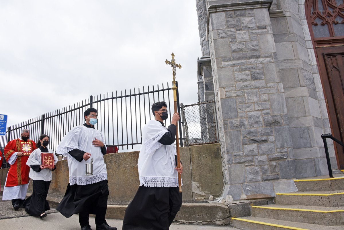 JADunnIII's tweet photo. #Christians across #WaterburyCT celebrated #PalmSunday2022 , the 1st day of #HolyWeek. The 1st #Sunday before #Easter2022 marks the arrival of #Jesus into #Jerusalem w/ prayer &amp; processions. The faithful laid palm branches at his feet, hoping to be delivered from #Roman rule. https://t.co/YBxL58yQwd